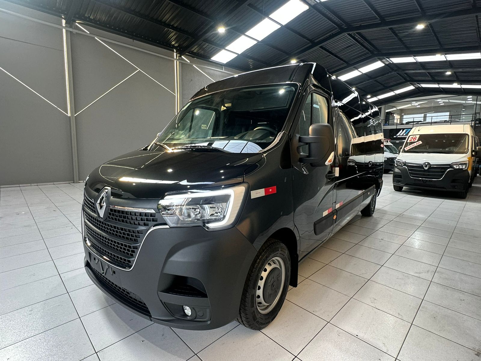 Van Renault Master executiva da JAS Tur, vista externa no pátio