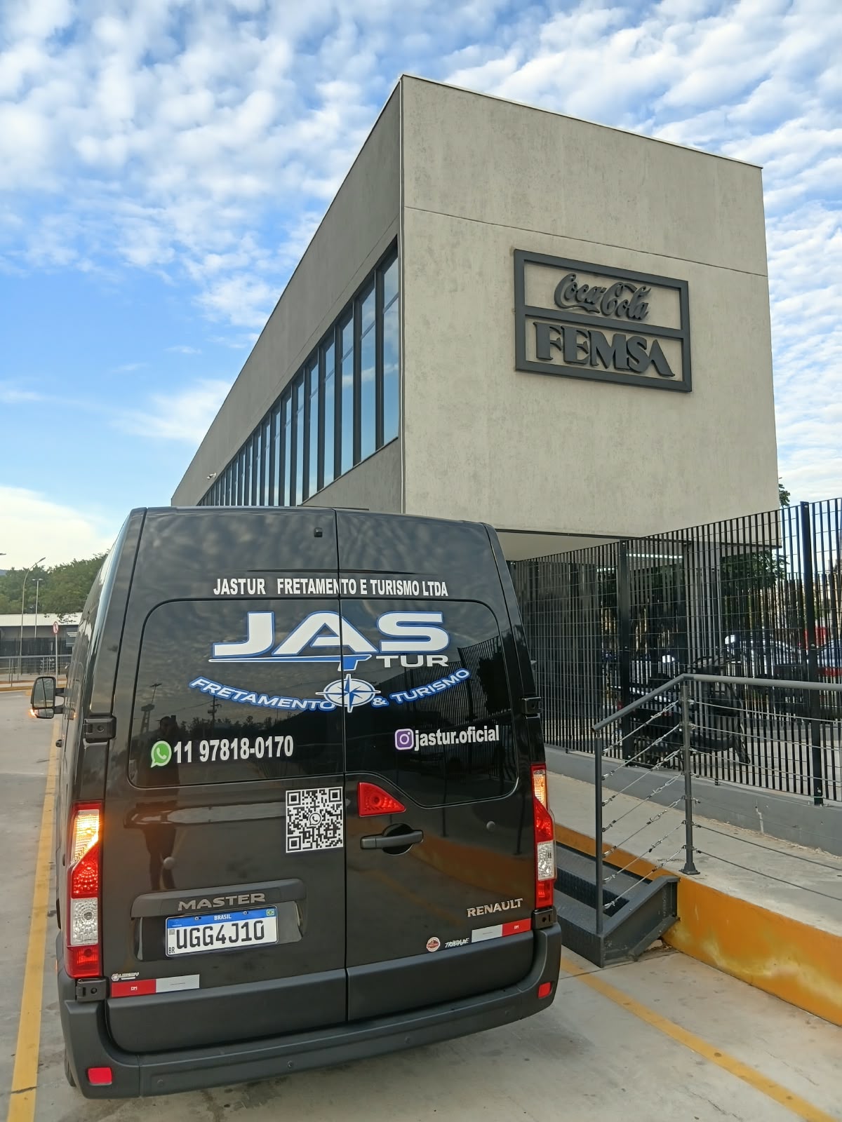 Van Renault Master da JAS Tur, vista traseira com adesivo da empresa
