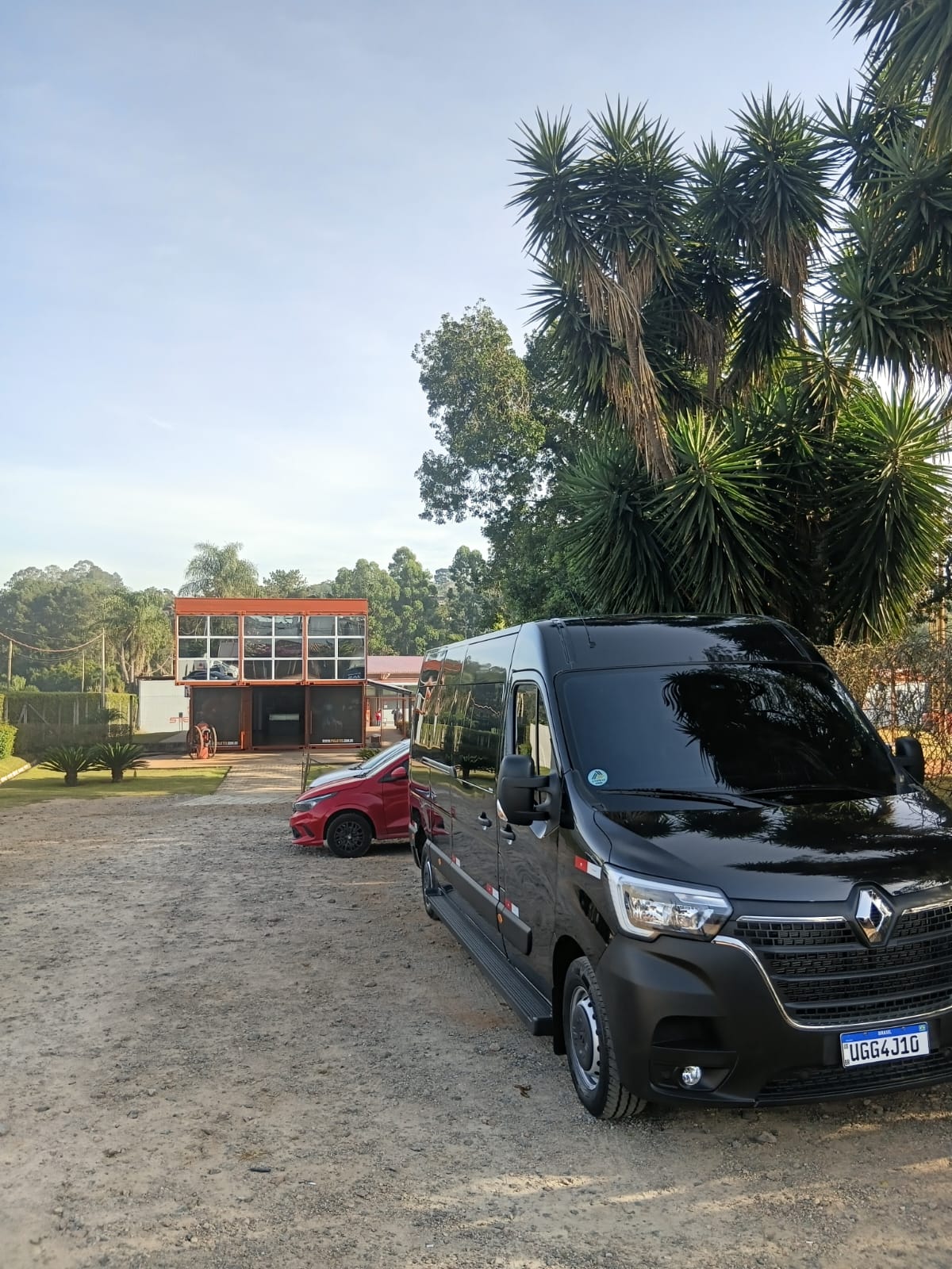 Van Renault Master da JAS Tur estacionada