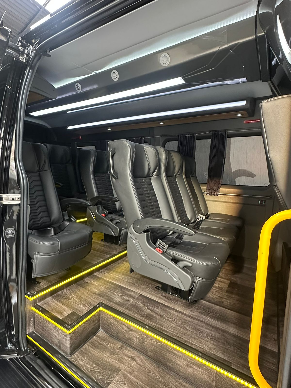 Interior executivo da van Renault Master da JAS Tur, fileira de poltronas