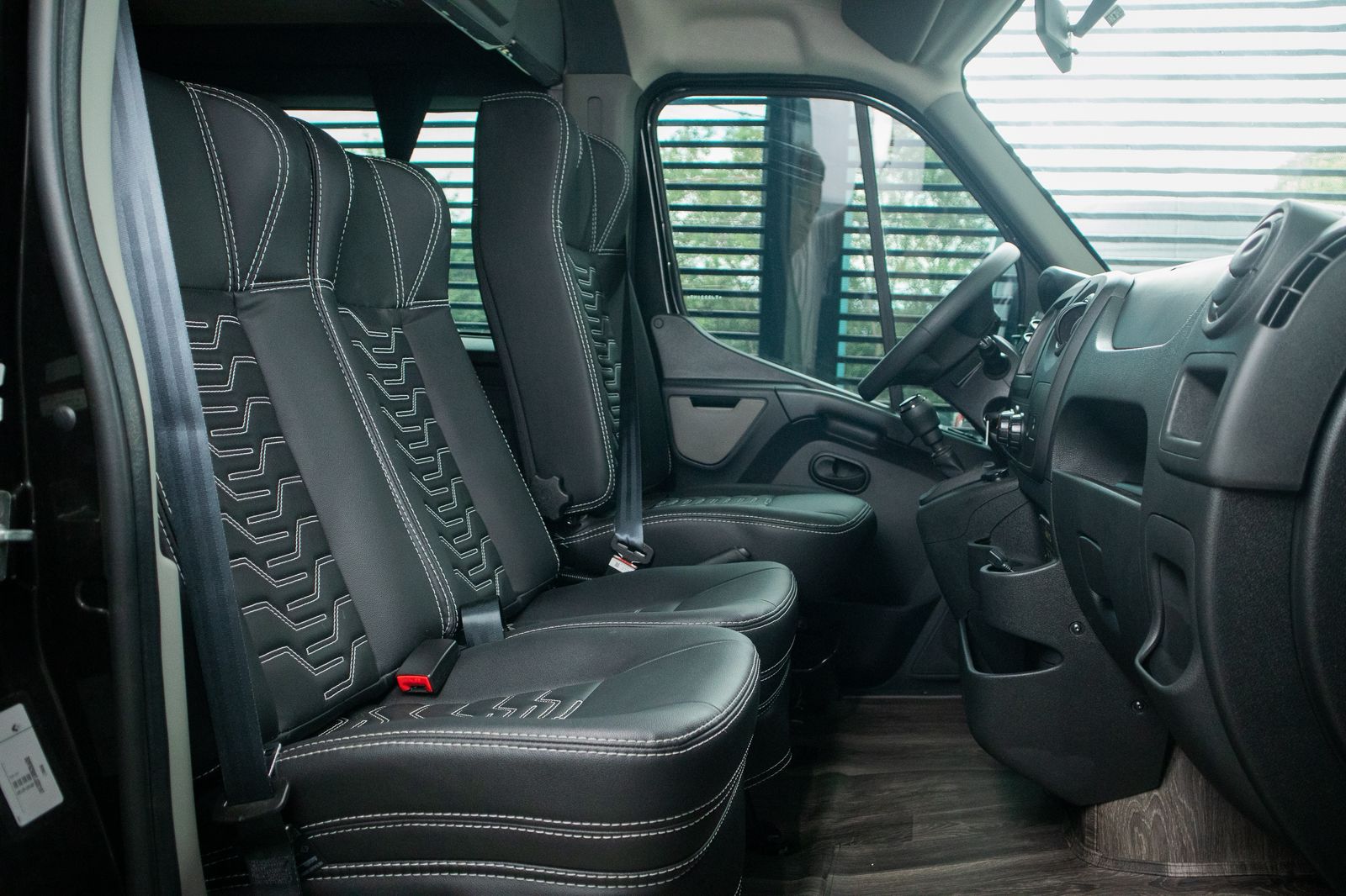 Poltronas dianteiras e cabine de motorista da van Renault Master
