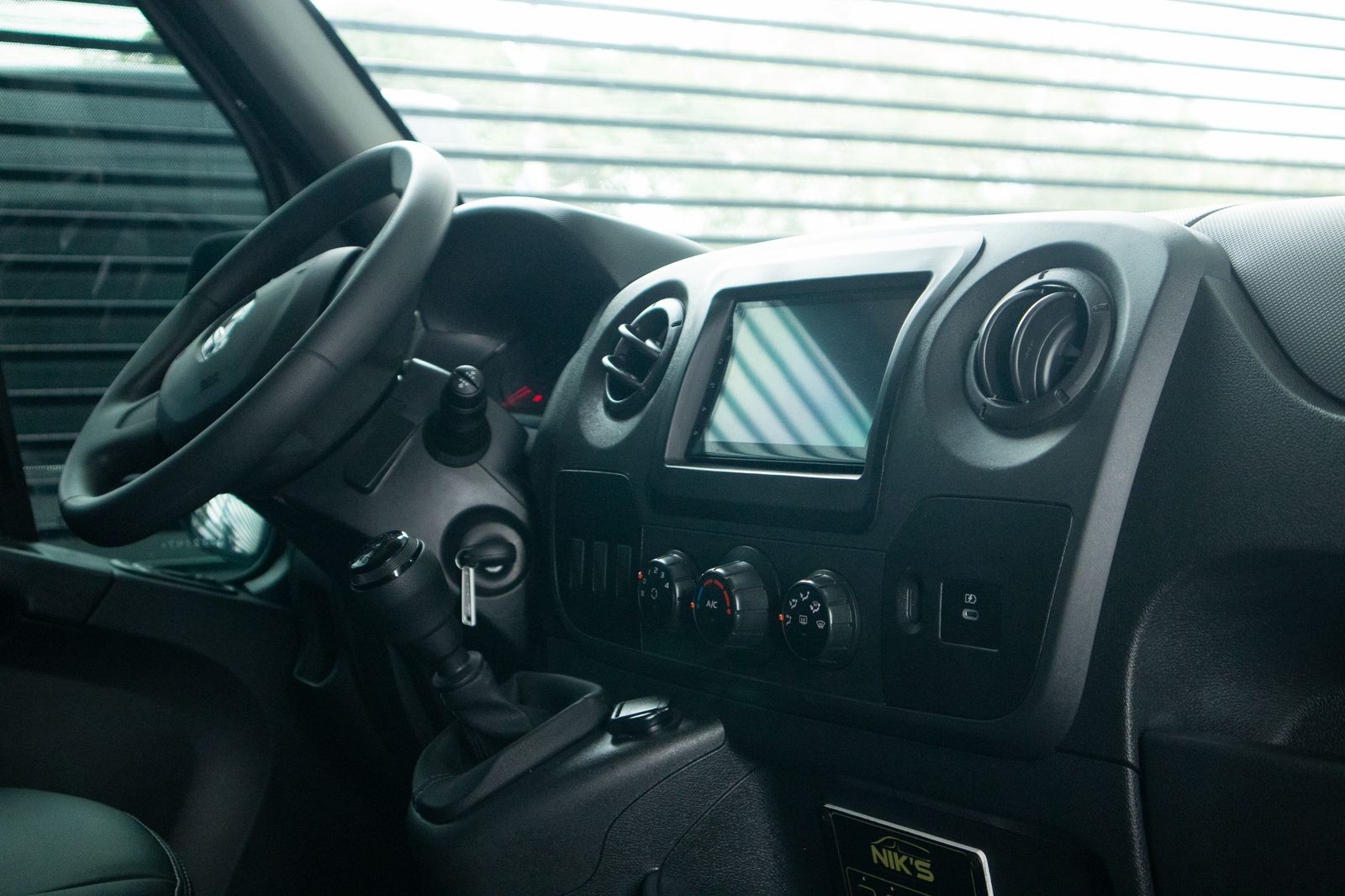Painel e volante da van Renault Master da JAS Tur