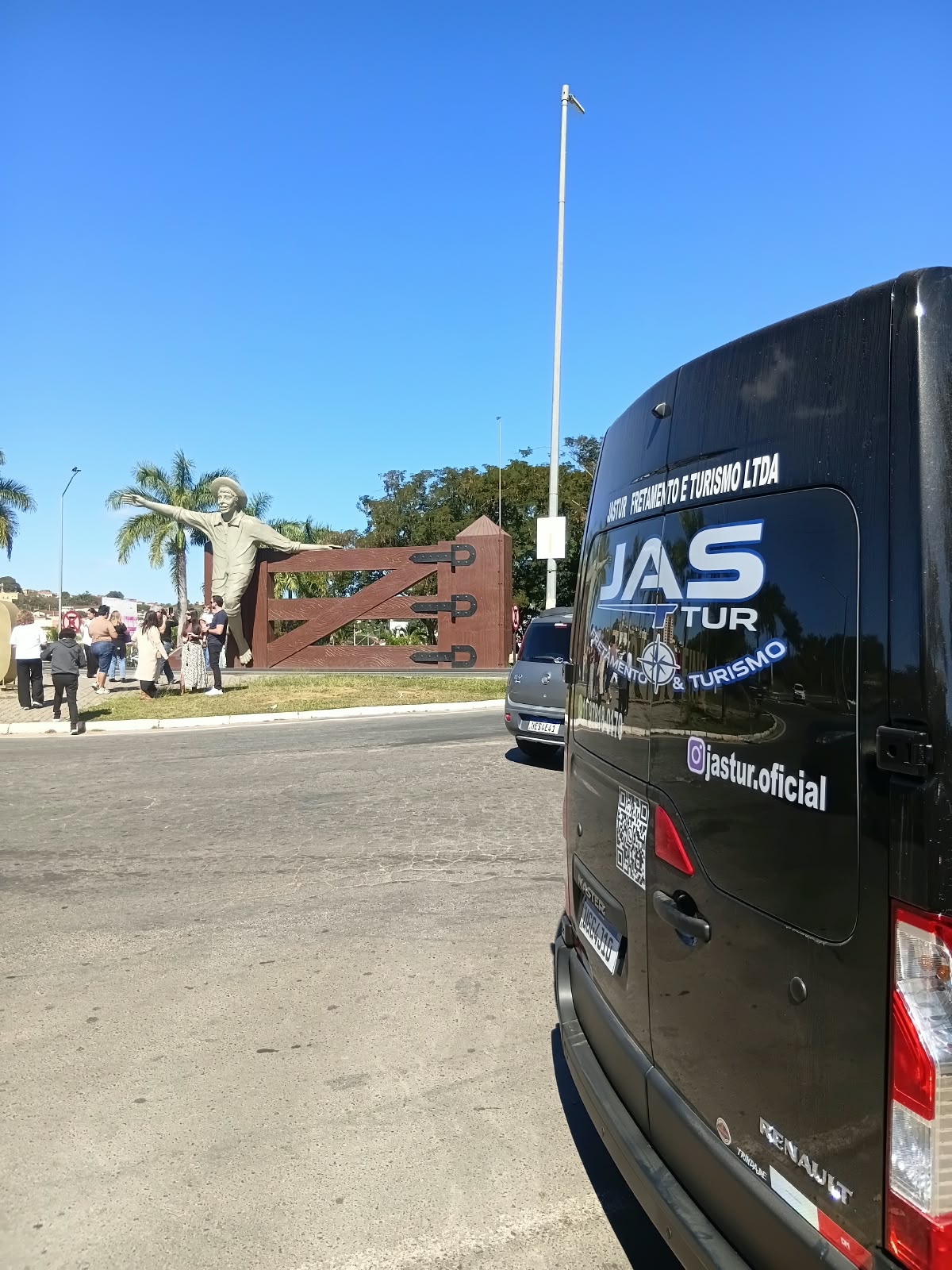 Van da JAS Tur chegando a um destino turístico
