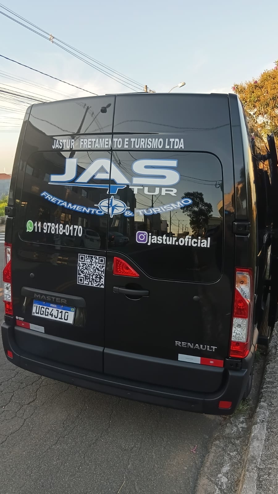 Grupo de amigos em viagem com a van da JAS Tur