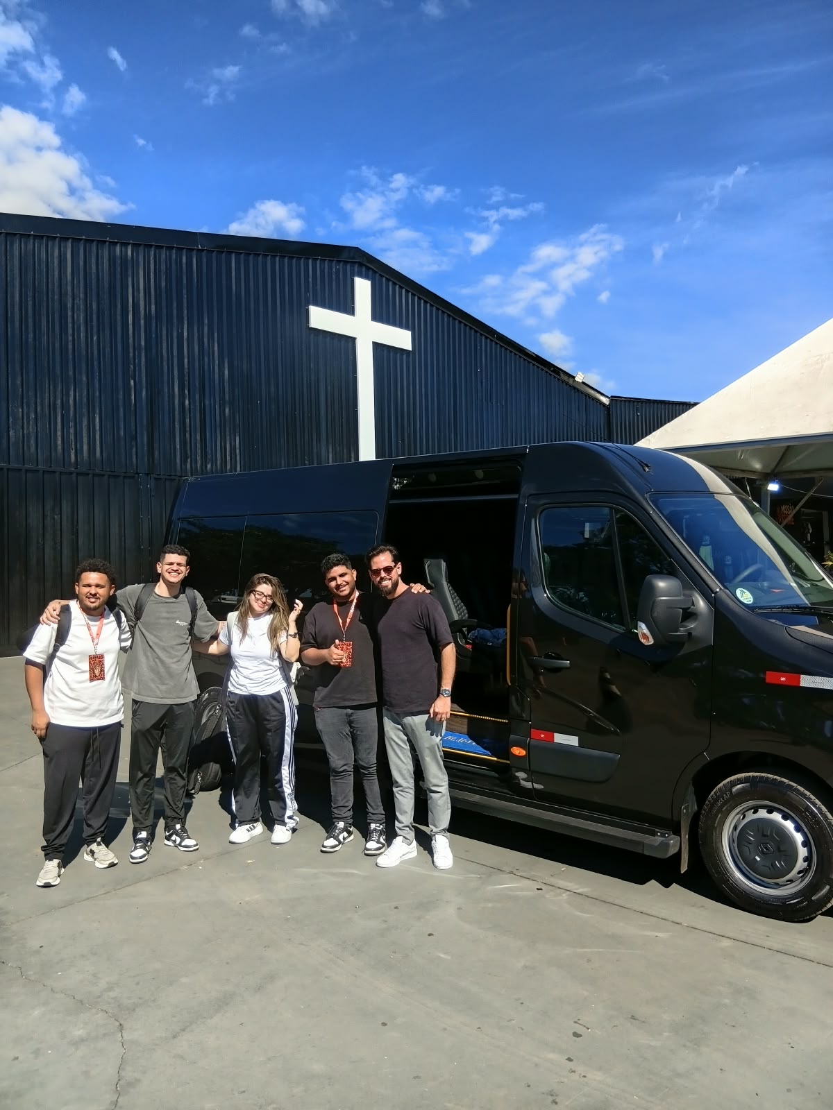 Grupo em viagem com a van da JAS Tur